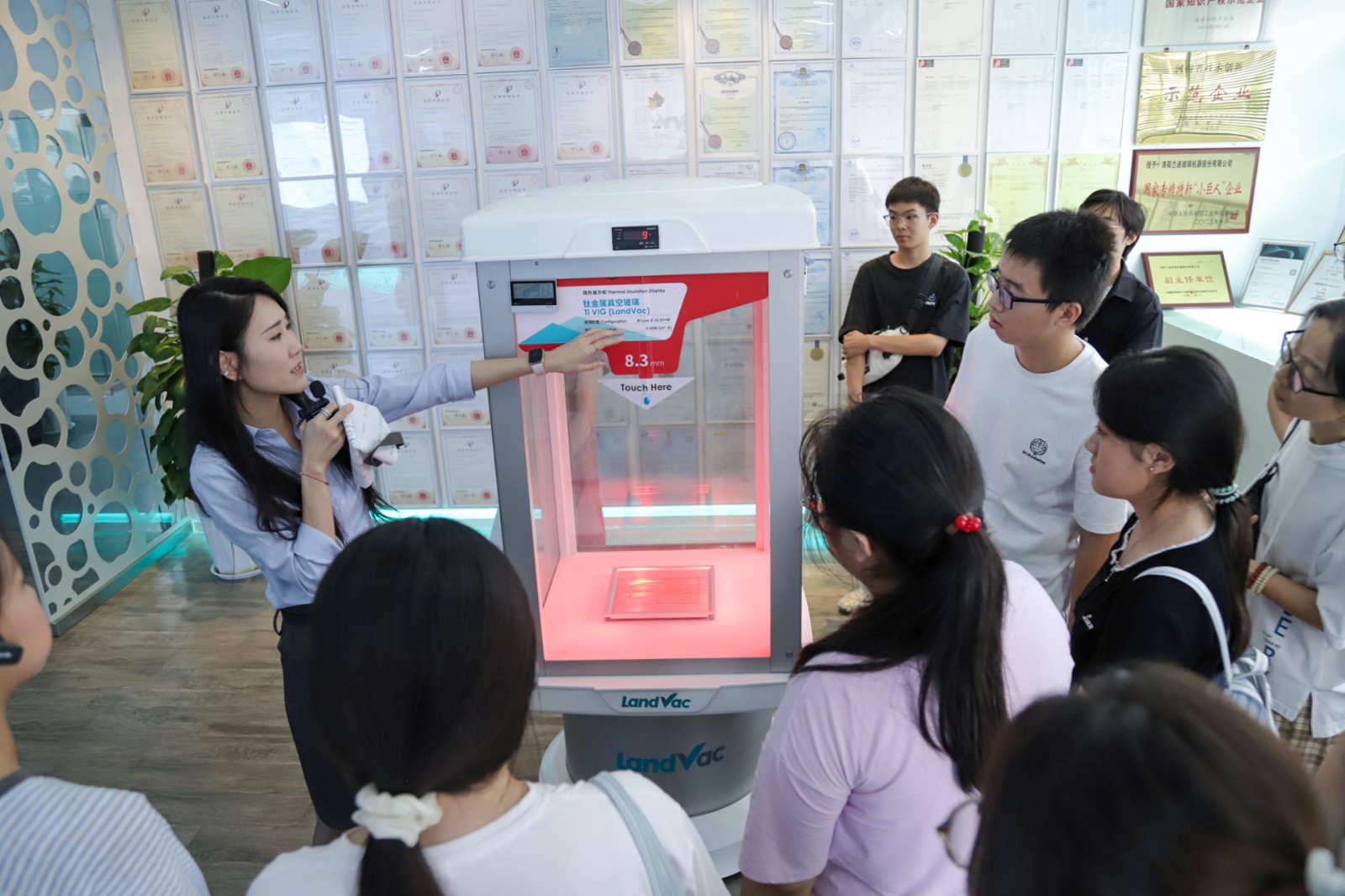 Students Visit LandGlass Intelligent Manufacturing Base