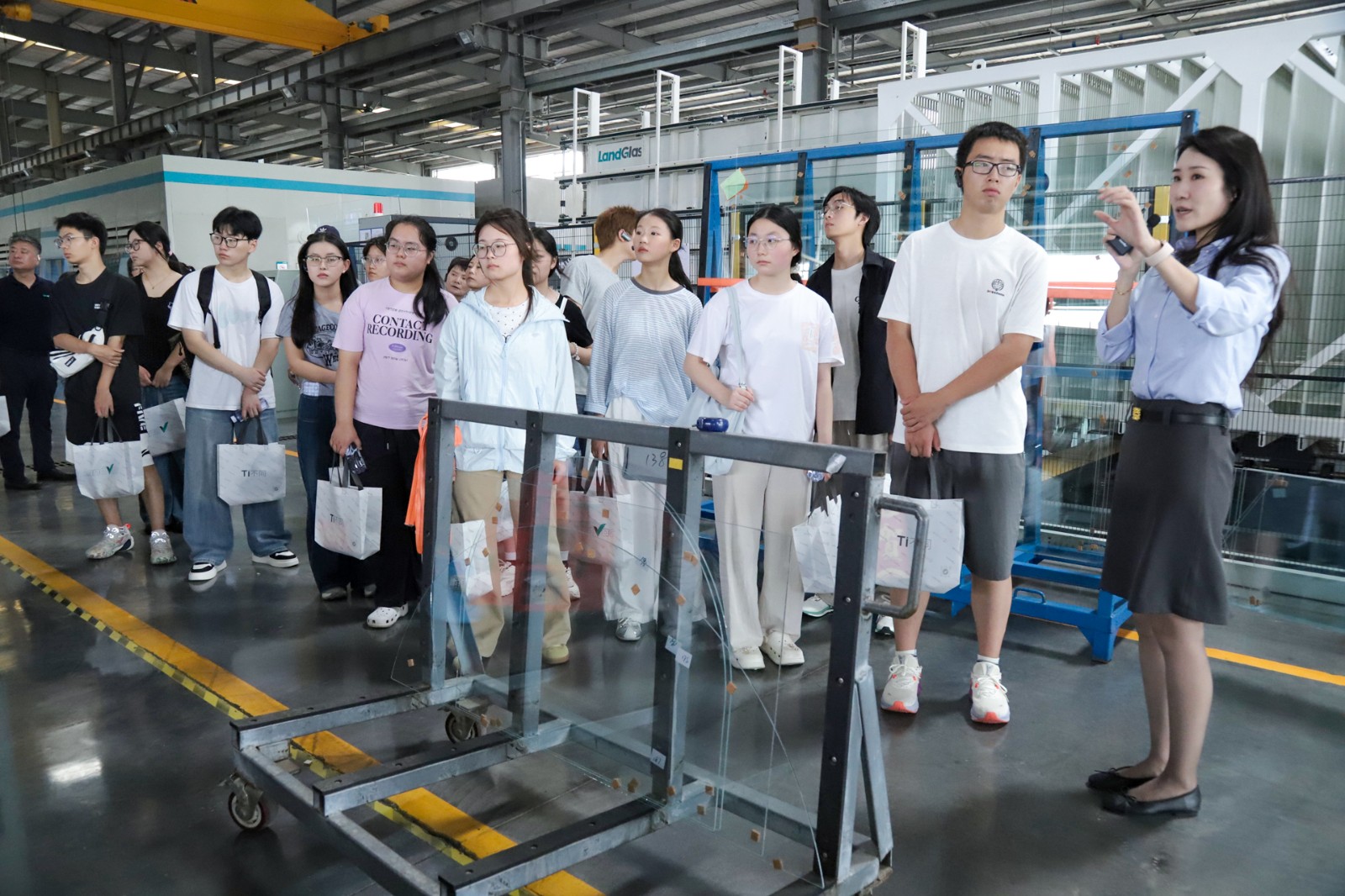 Students Visit LandGlass Intelligent Manufacturing Base