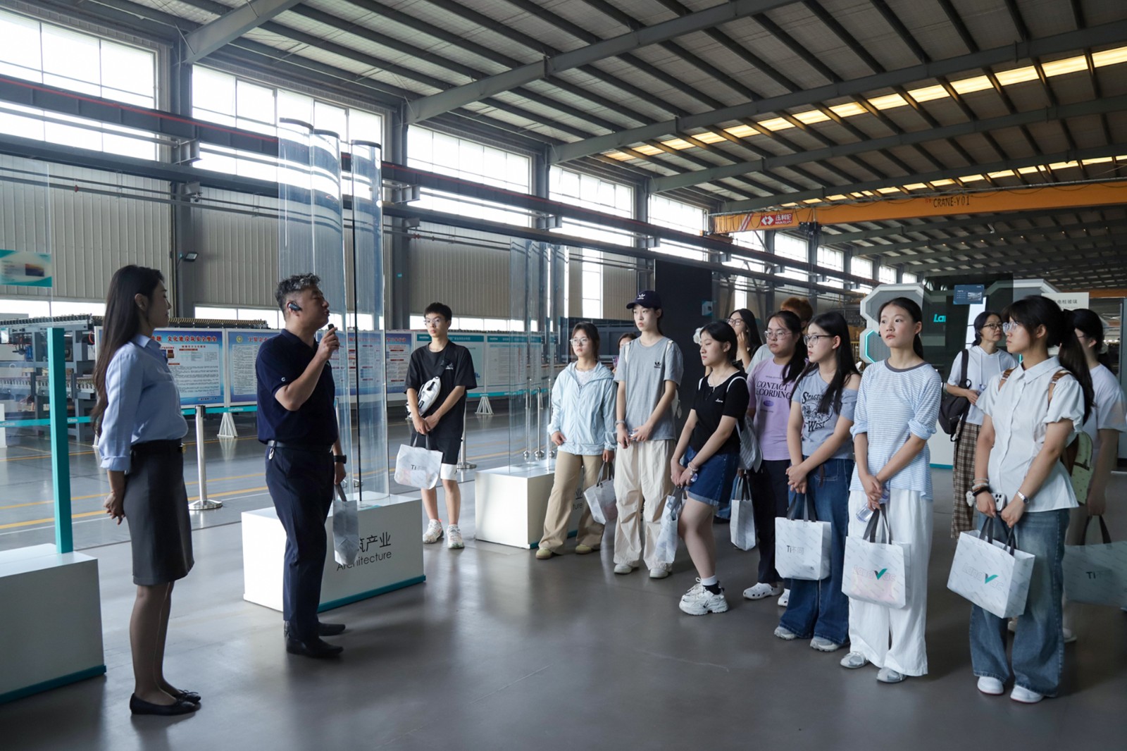 Students Visit LandGlass Intelligent Manufacturing Base