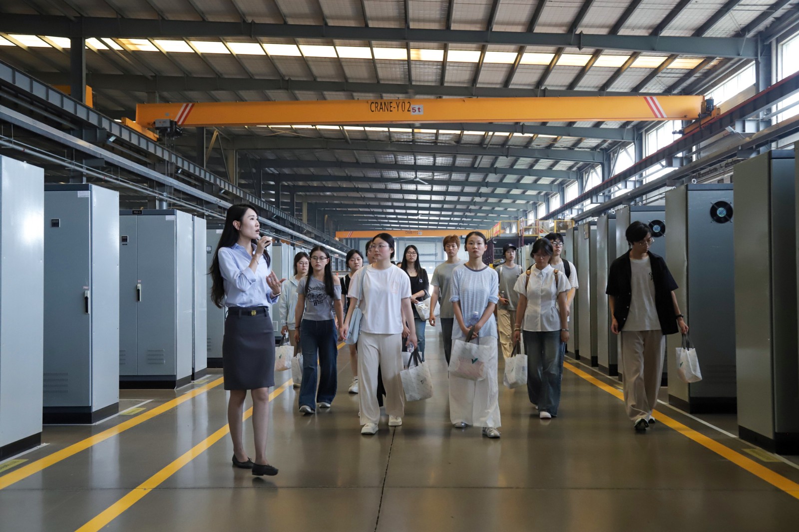 Students Visit LandGlass Intelligent Manufacturing Base
